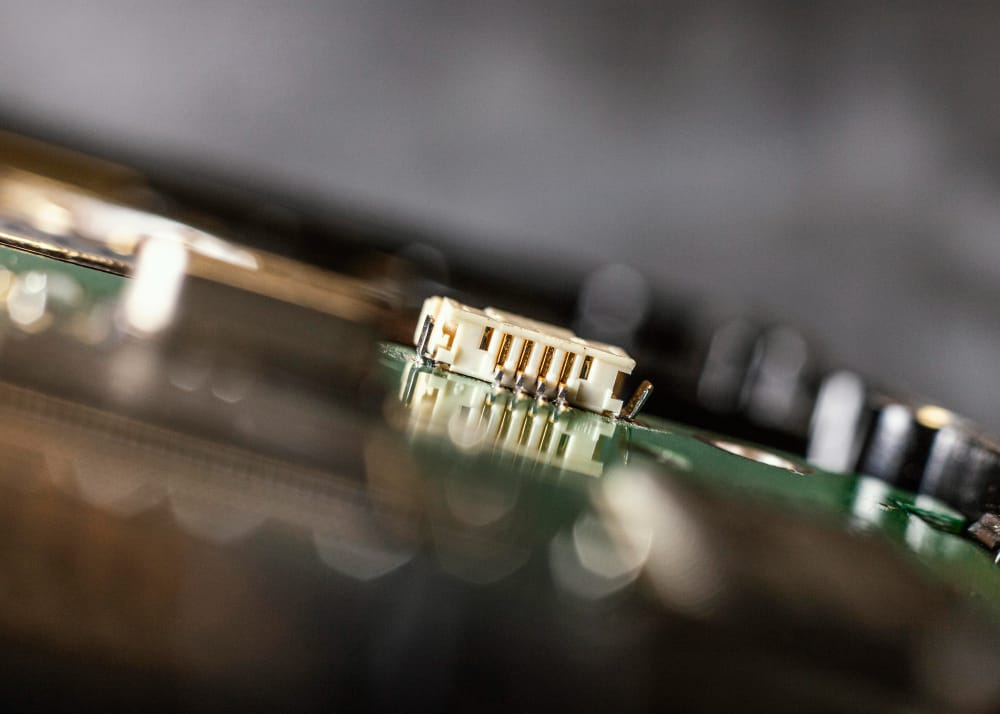 Active Multiplexer That Replaces Multiple Antennas